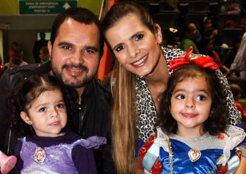  Adriane Galisteu, Isabeli Fontana e Luciano Camargo vão a evento infantil com filhos